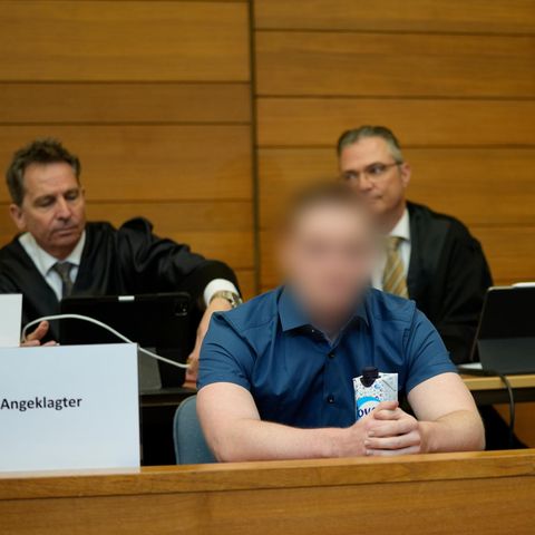 Der Angeklagte im Prozess um die getötete Studentin Hanna auf der Bank im Landgericht Traunstein