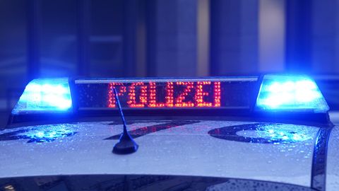 Blaulichter leuchten auf dem Dach eines Polizeiautos