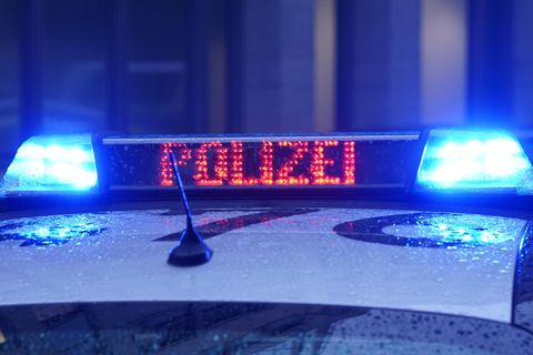 Blaulichter leuchten auf dem Dach eines Polizeiautos