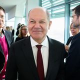 Kanzler Olaf Scholz lächelnd im Bundeskabinett, hinter ihm Gesundheitsminister Lauterbach und Justizminister Buschmann