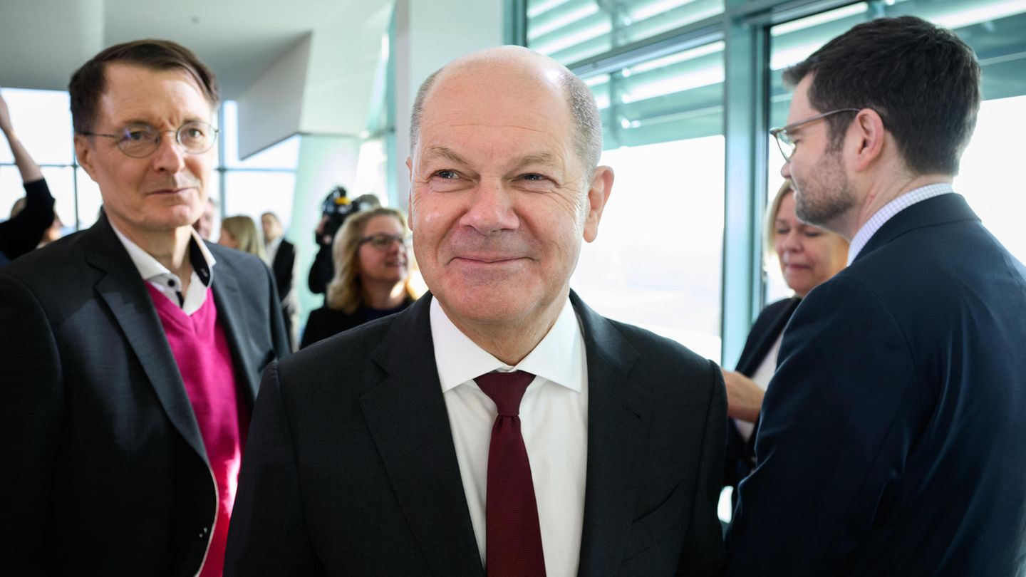 Chancellor Olaf Scholz smiling in the Federal Cabinet, behind him Health Minister Lauterbach and Justice Minister Buschmann Chancellor Olaf Scholz smiling in the Federal Cabinet, behind him Health Minister Lauterbach and Justice Minister Buschmann