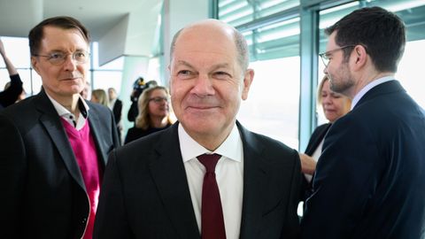 Kanzler Olaf Scholz lächelnd im Bundeskabinett, hinter ihm Gesundheitsminister Lauterbach und Justizminister Buschmann