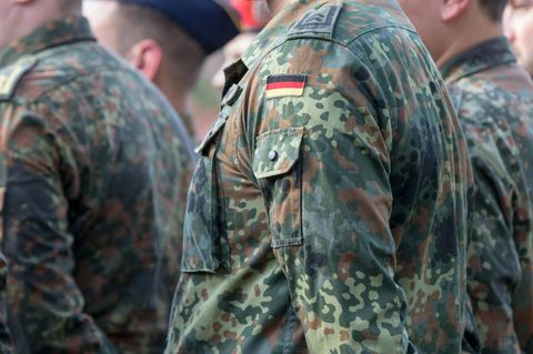 Bundeswehr-Spionage: Soldat mit Feldbluse in Flecktarn mit dem Hoheitszeichen der Bundesrepublik Deutschland