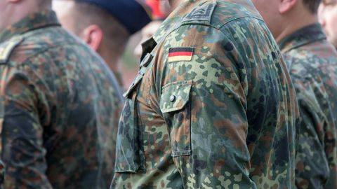 Bundeswehr-Spionage: Soldat mit Feldbluse in Flecktarn mit dem Hoheitszeichen der Bundesrepublik Deutschland