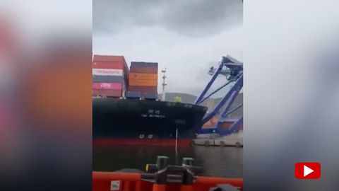 Containerschiff kracht in Hafenanlage – und rammt Kräne um