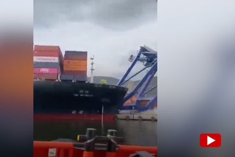 Containerschiff kracht in Hafenanlage – und rammt Kräne um