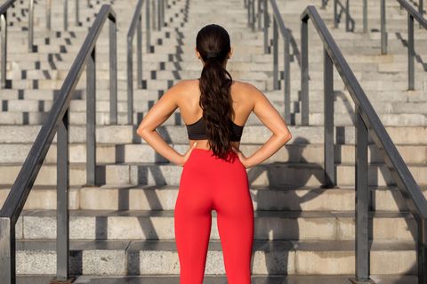 "Leggings Legs" kursieren auf Tiktok – eine Frau mit Leggings