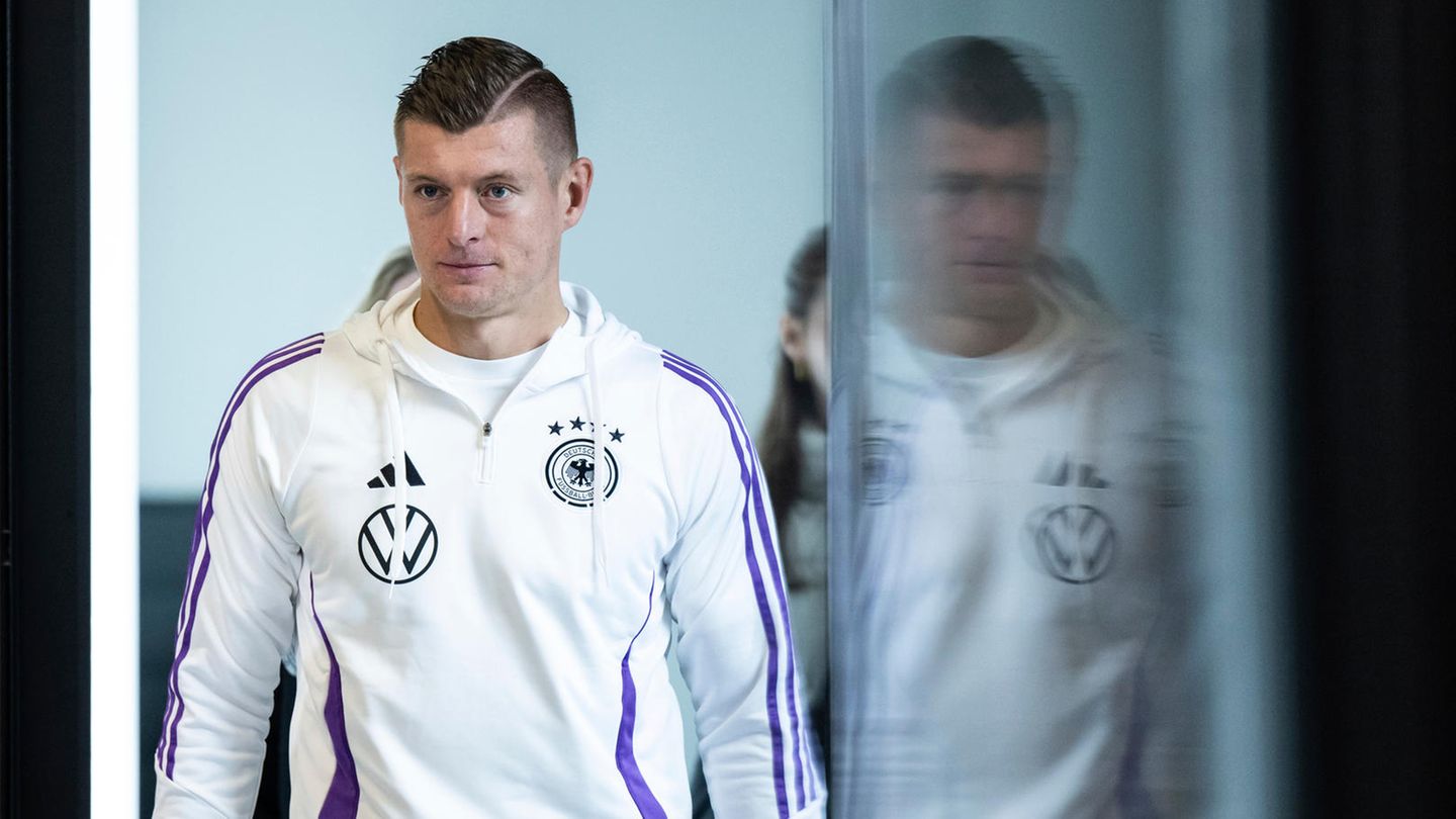 Portrait von Toni Kroos mit einer Spiegelung in einer Glastür auf der rechten Seite