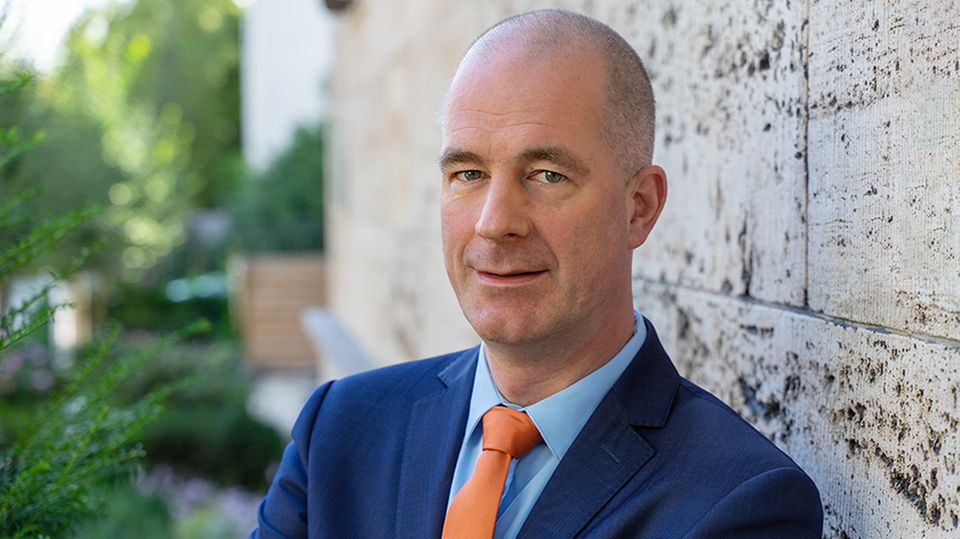 Dr. Christian Mölling ist stellvertretender Direktor des Forschungsinstituts der Deutschen Gesellschaft für Auswärtige Politik und Leiter des Zentrums für Sicherheit und Verteidigung