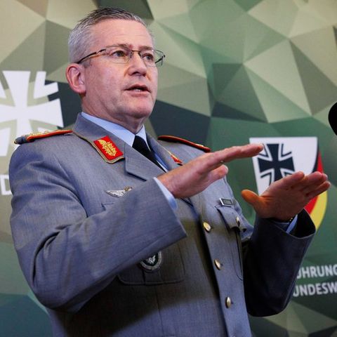 Generalleutnant Andre Bodemann, Befehlshaber Territoriales Führungskommando der Bundeswehr, spricht vor Beginn der Tagung zum ne