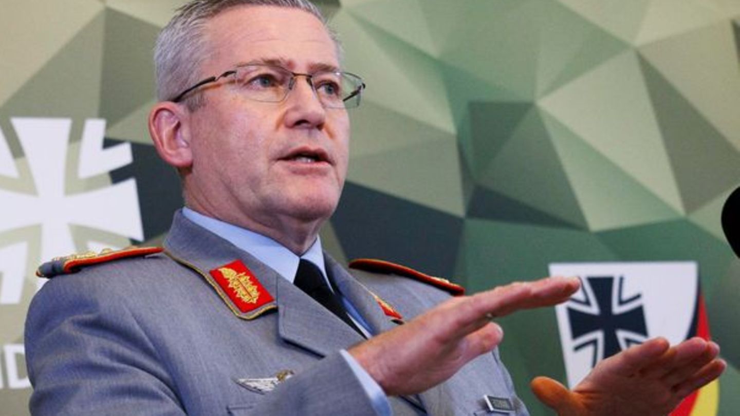 Generalleutnant Andre Bodemann, Befehlshaber Territoriales Führungskommando der Bundeswehr, spricht vor Beginn der Tagung zum ne