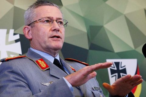 Generalleutnant Andre Bodemann, Befehlshaber Territoriales Führungskommando der Bundeswehr, spricht vor Beginn der Tagung zum ne