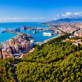 Spanien gehört zu den beliebtesten Reisezielen in Europa. Der Ansturm beschränkt sich schon lange nicht mehr nur auf Mallorca, Ibiza und Co., sondern verteilt sich mehr und mehr auf das ganze Land. In der Küstenstadt Málaga sorgt das zunehmend für Unmut unter den Einheimischen. Das zeigen sie unter anderem mit Stickern, die an Gebäuden im gesamten Stadtzentrum zu finden sind und auf Sozialen Netzwerken geteilt werden. Darauf sind Sätze zu lesen wie: "Stinkt nach Touristen", "Geh‘ verdammt noch mal nach Hause", "Hier lebte früher eine Familie" und "Vorher war das mein Haus". Hintergrund ist die wachsende Wohnungsnot in der Stadt, die durch den florierenden Ferienwohnungsmarkt befeuert wird. Trotzdem finden nicht alle die Aktion gut. Das Online-Portal "independent.co.uk" zitiert den Anwalt Juan Luis Gomez wie folgt: "Die gleichen Leute, die gegen den Tourismus sind, wollen dann Arbeit, als ob unser Lebensunterhalt hier von der Luft- und Raumfahrtindustrie abhängig wäre.“