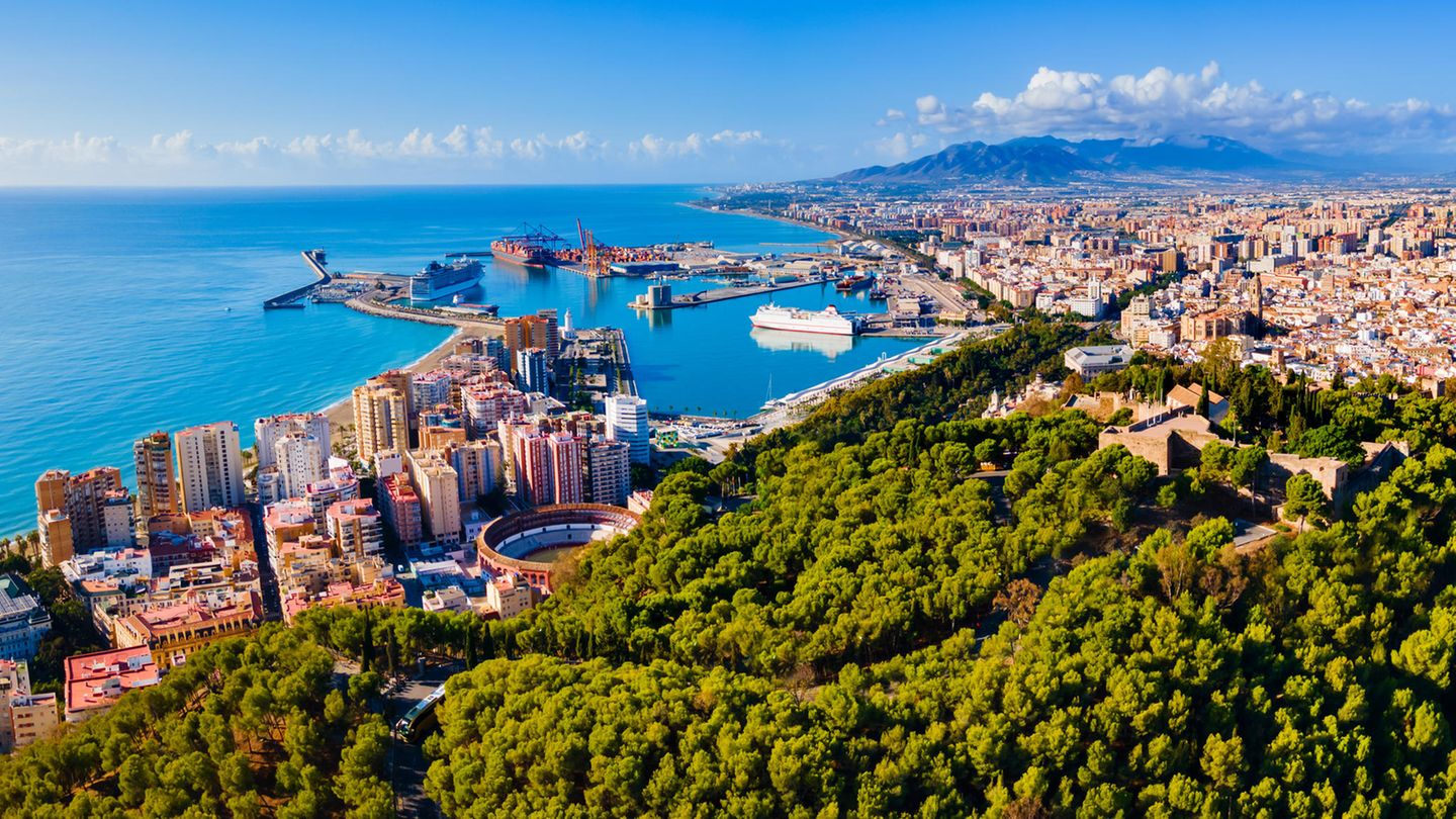 Mittwoch, 20. März 2024: Einwohner von Málaga wehren sich gegen Massentourismus Spanien gehört zu den beliebtesten Reisezielen in Europa. Der Ansturm beschränkt sich schon lange nicht mehr nur auf Mallorca, Ibiza und Co., sondern verteilt sich mehr und mehr auf das ganze Land. In der Küstenstadt Málaga sorgt das zunehmend für Unmut unter den Einheimischen. Das zeigen sie unter anderem mit Stickern, die an Gebäuden im gesamten Stadtzentrum zu finden sind und auf Sozialen Netzwerken geteilt werden. Darauf sind Sätze zu lesen wie: "Stinkt nach Touristen", "Geh‘ verdammt noch mal nach Hause", "Hier lebte früher eine Familie" und "Vorher war das mein Haus". Hintergrund ist die wachsende Wohnungsnot in der Stadt, die durch den florierenden Ferienwohnungsmarkt befeuert wird. Trotzdem finden nicht alle die Aktion gut. Das Online-Portal "independent.co.uk" zitiert den Anwalt Juan Luis Gomez wie folgt: "Die gleichen Leute, die gegen den Tourismus sind, wollen dann Arbeit, als ob unser Lebensunterhalt hier von der Luft- und Raumfahrtindustrie abhängig wäre.“