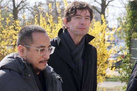 Christian Drosten (r.) auf dem Weg ins Gericht in Waren