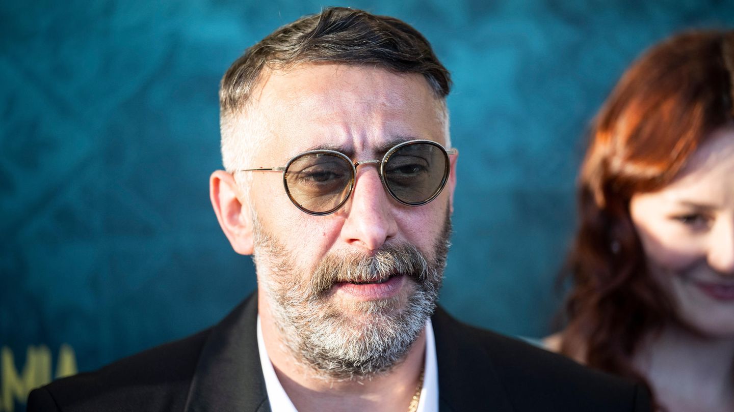 Kida Khodr Ramadan mit Sonnenbrille vor dem Kino International in Berlin