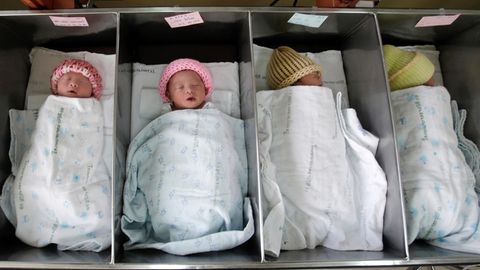 Neugeborene Babys schlafen in ihren Bettchen