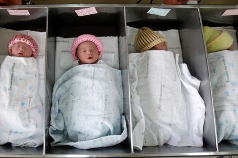 Neugeborene Babys schlafen in ihren Bettchen