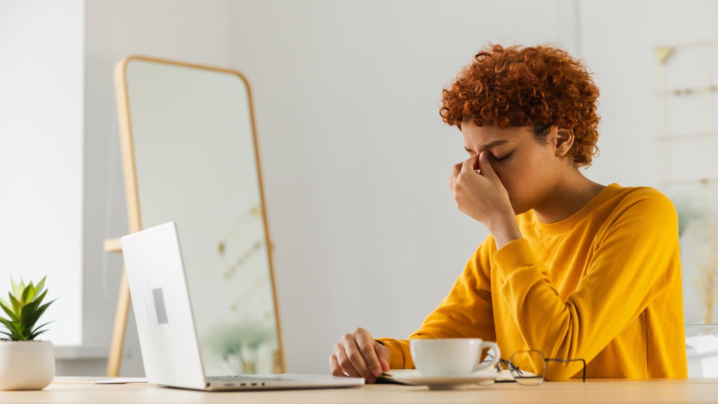 Glückstag: Ein junger Mann sitzt in einem Sessel und schaut auf sein Tablet