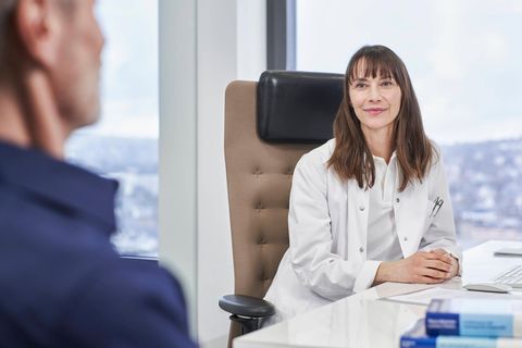 Eine Ärztin im Patientengespräch 