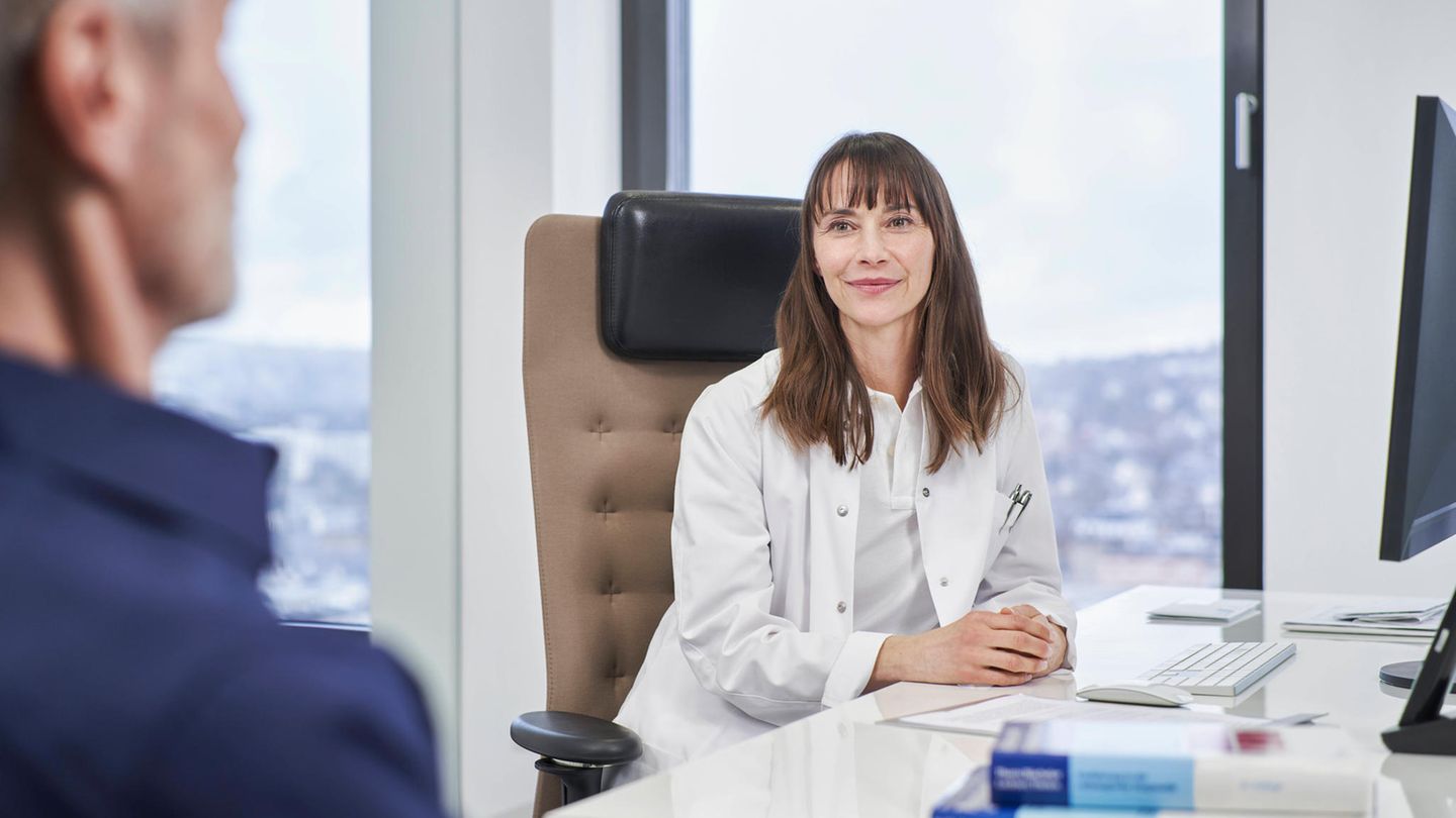 Steigende Attest-Zahlen: Eine Ärztin im Patientengespräch Eine Ärztin im Patientengespräch