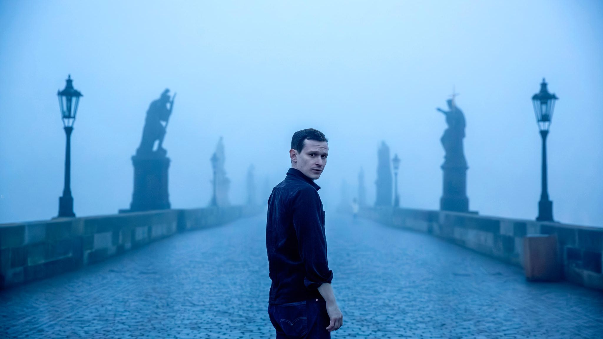 Franz Kafka-Darsteller Joel Basman, 34, im Nebel auf der Karlsbrücke in Prag