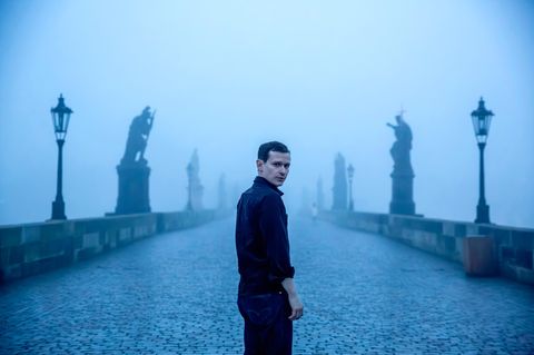 Franz Kafka-Darsteller Joel Basman, 34, im Nebel auf der Karlsbrücke in Prag