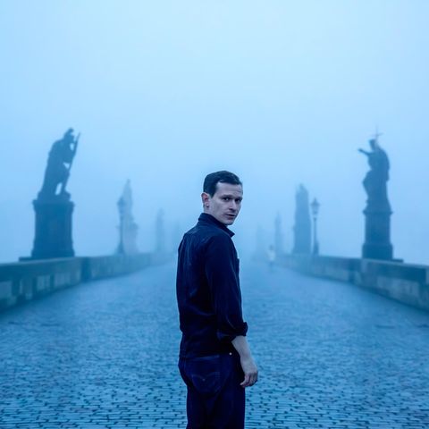 Franz Kafka-Darsteller Joel Basman, 34, im Nebel auf der Karlsbrücke in Prag