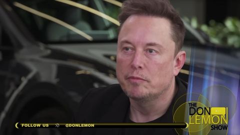 Elon Musk schaut im Rahmen seines Interviews mit der "Don Lemon Show" fassungslos