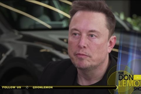 Elon Musk schaut im Rahmen seines Interviews mit der "Don Lemon Show" fassungslos