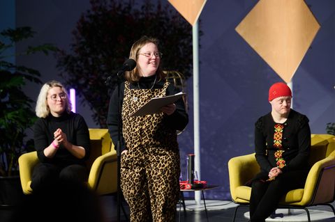 Welt-Down-Syndrom-Tag: Katharina Grabis, Johanna von Schönfeld und Natalie Dedreux auf einer Bühne