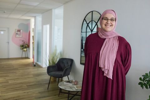 Magdalena Zidi steht in ihrer Praxis und trägt ein Koptuch