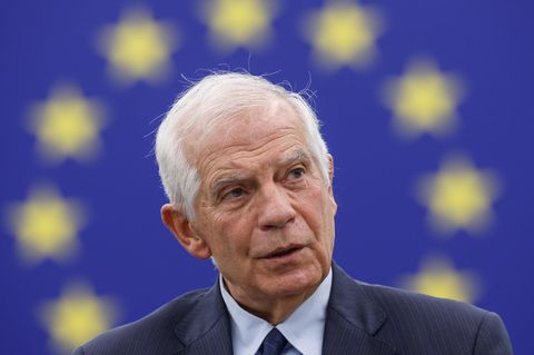 Der EU-Außenbeauftragte Josep Borrell legt vor einer EU-Flagge den Kopf schräg