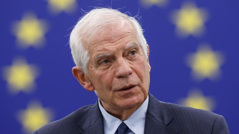 Der EU-Außenbeauftragte Josep Borrell legt vor einer EU-Flagge den Kopf schräg