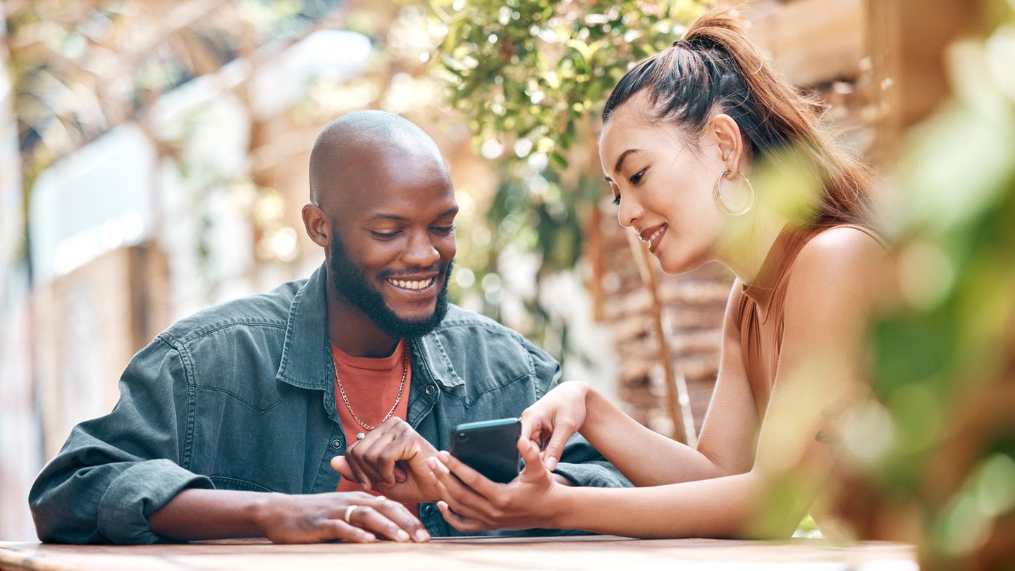 Online dating: 50 happy couples share tips for finding love