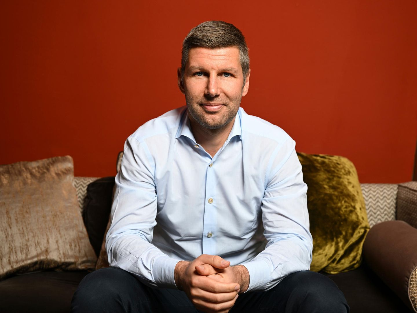 Thomas Hitzlsperger vor rotem Hintergrund