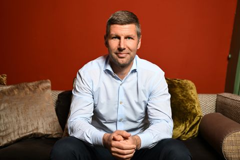 Thomas Hitzlsperger vor rotem Hintergrund