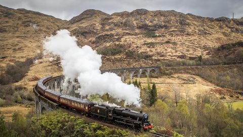 Ein Dampfzug fährt durch Schottland – er wurde als "echter Hogwarts-Express" berühmt
