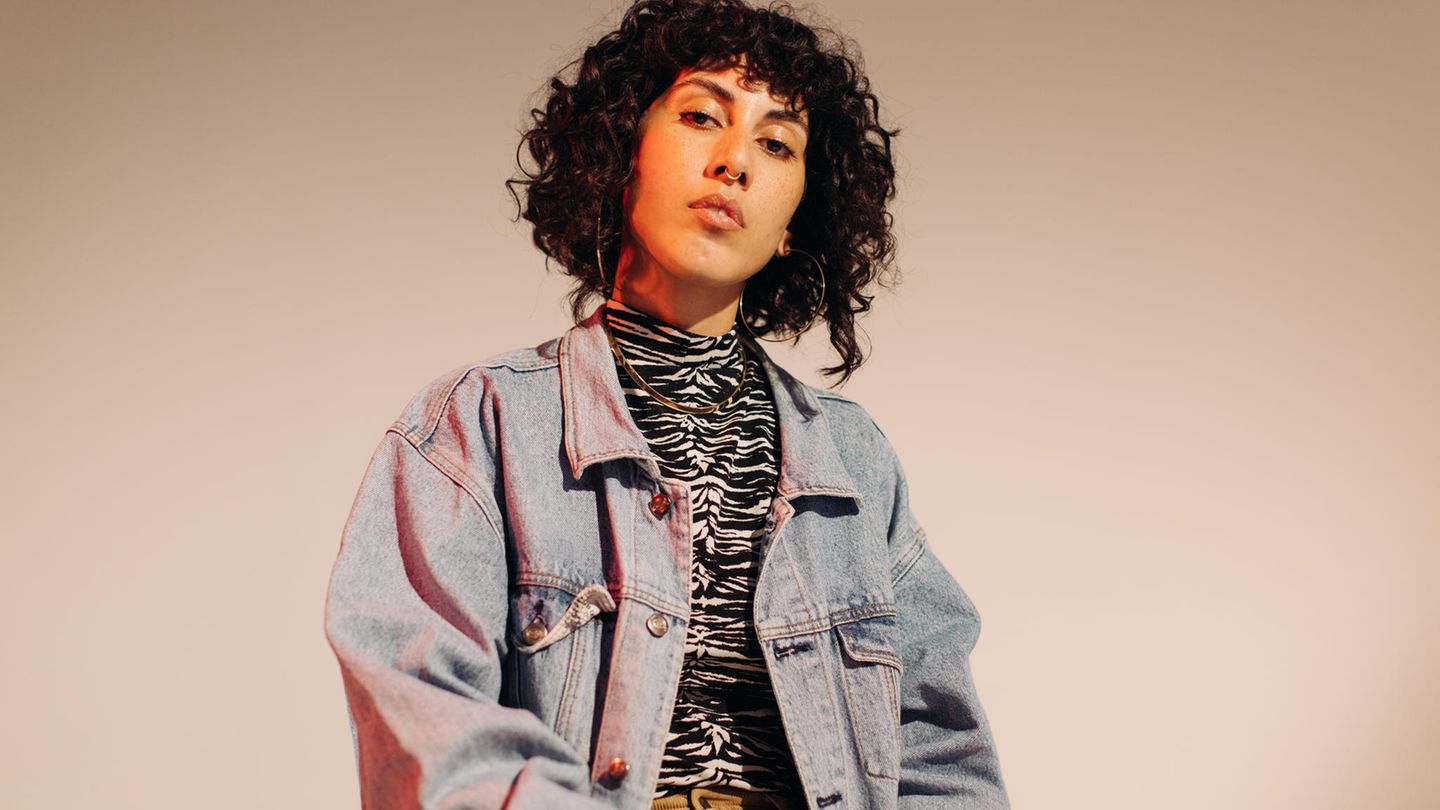 Jeansjacke kombinieren Jeansjacke kombinieren: Eine Frau trägt eine Jeansjacke.