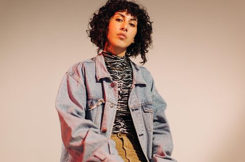 Jeansjacke kombinieren: Eine Frau trägt eine Jeansjacke.