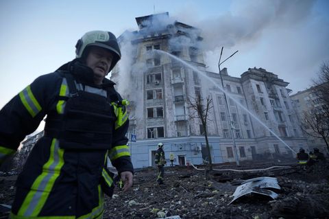 Die Kiewer Feuerwehr war nach den Raketenangriffen vielerorts gefordert
