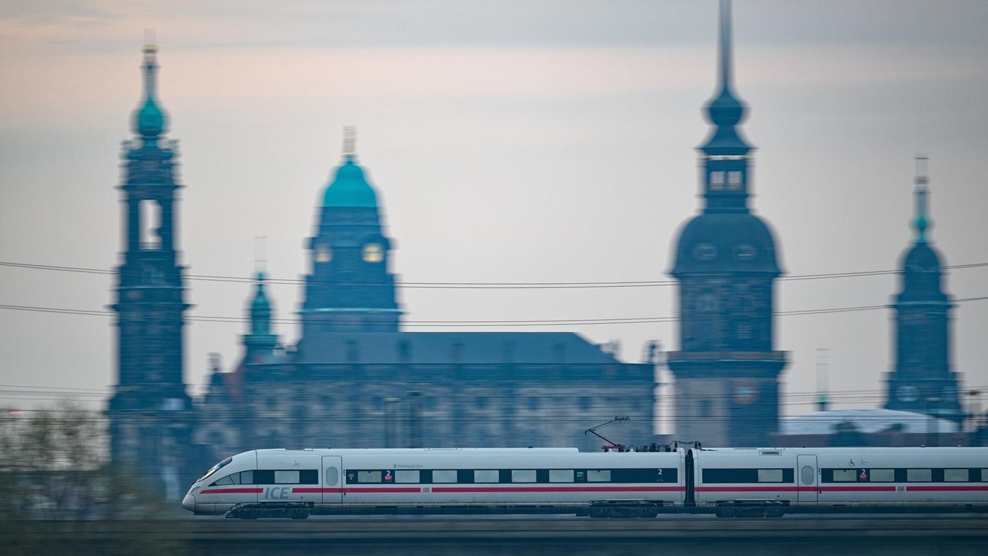 2023 war kein gutes Bahnjahr Sachsen, Dresden: Ein ICE der Deutschen Bahn fährt am Morgen vor der Altstadtkulisse über die Marienbrücke