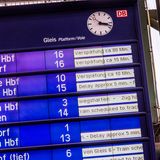 Deutsche Bahn: Bahnhofstafel mit Zugabfahrten. Viele Züge haben Verspätung.