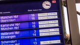 Deutsche Bahn: Bahnhofstafel mit Zugabfahrten. Viele Züge haben Verspätung.