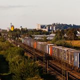 Deutsche Bahn: Ein Güterzug fährt nahe Lahr über die Rheintalstrecke