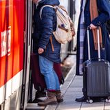 Deutsche Bahn: Wismar: Passagiere mit Koffern steigen im Bahnhof in eine Regionalbahn nach Rostock ein