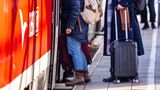 Deutsche Bahn: Wismar: Passagiere mit Koffern steigen im Bahnhof in eine Regionalbahn nach Rostock ein