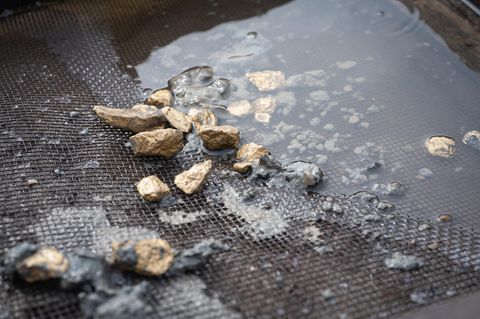 Gold während es gewaschen wird.