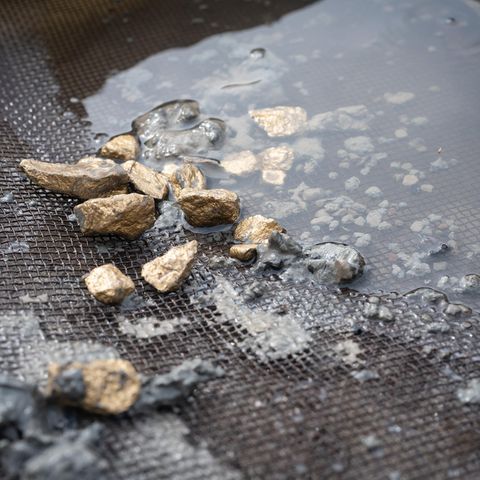 Gold während es gewaschen wird.