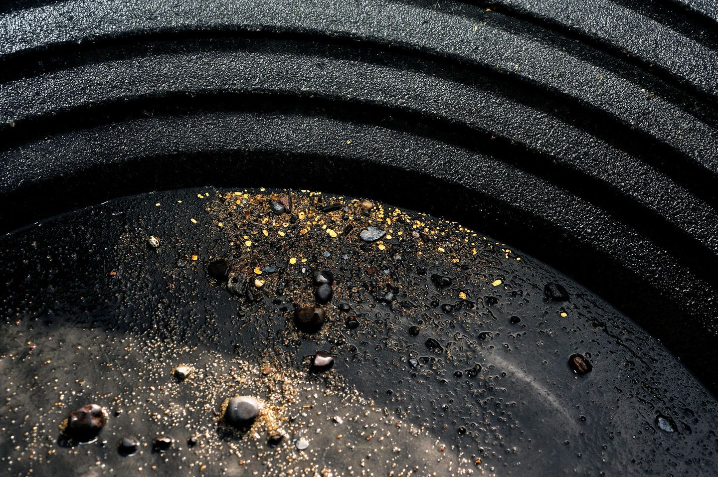 Gold während es gewaschen wird.